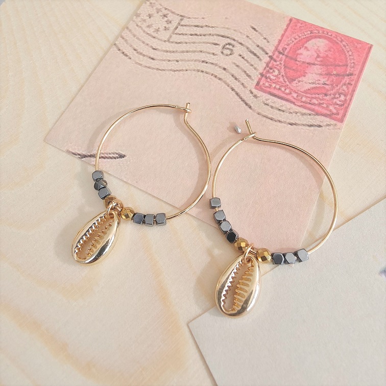 gold-monochrome-seashell-hoop-earrings