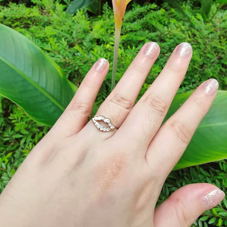 lip-kiss-fine-cursive-ring